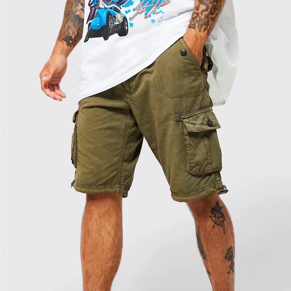 CARGO SHORT WITH OVERSIZED POCKETS